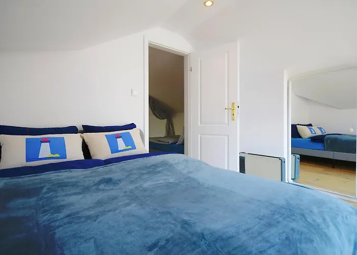 W Porcie Przy Latarni Morskiej *